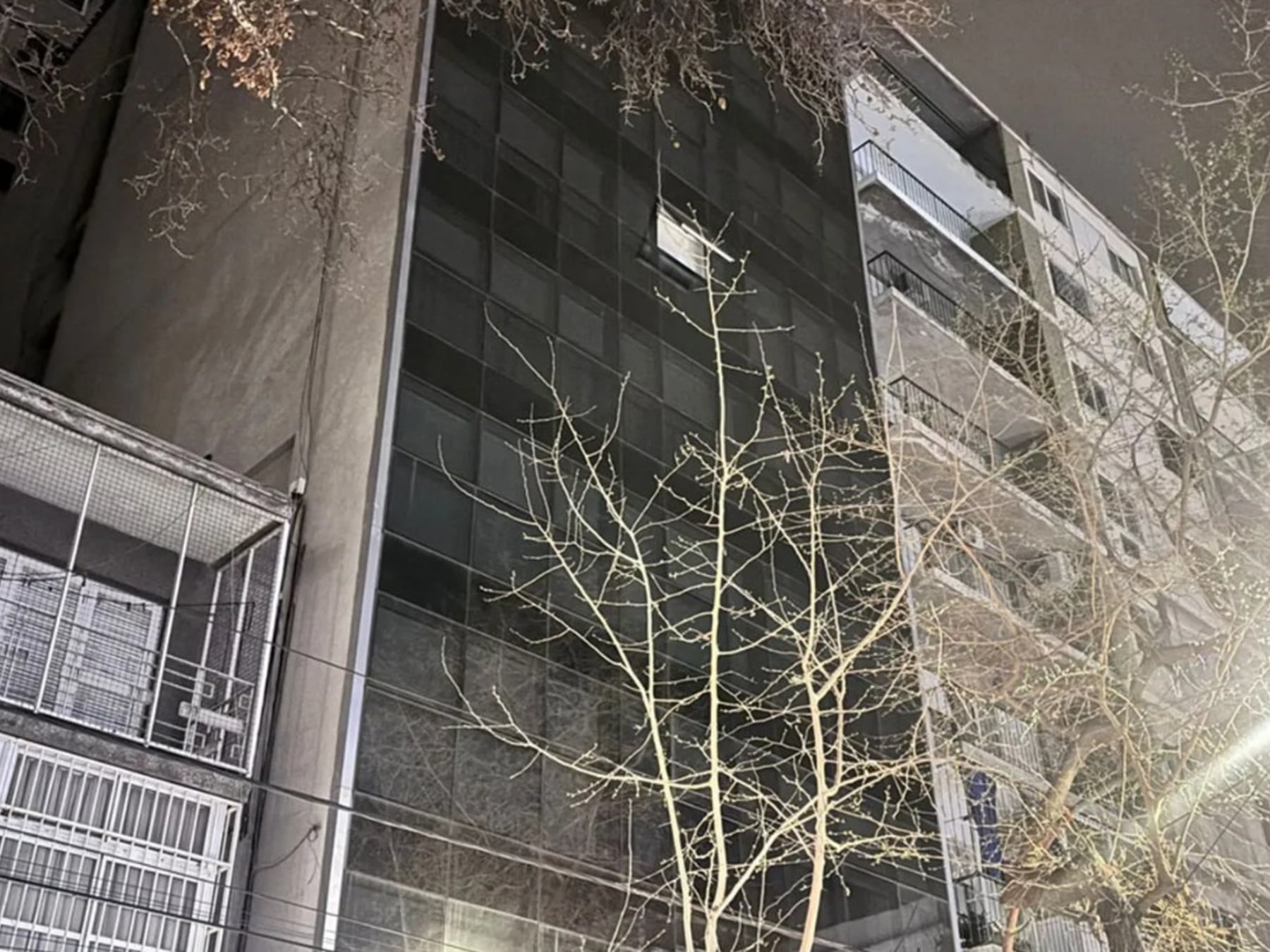 Una turista de 31 años cayó desde un quinto piso en un hotel céntrico de Mendoza y detuvieron a su pareja