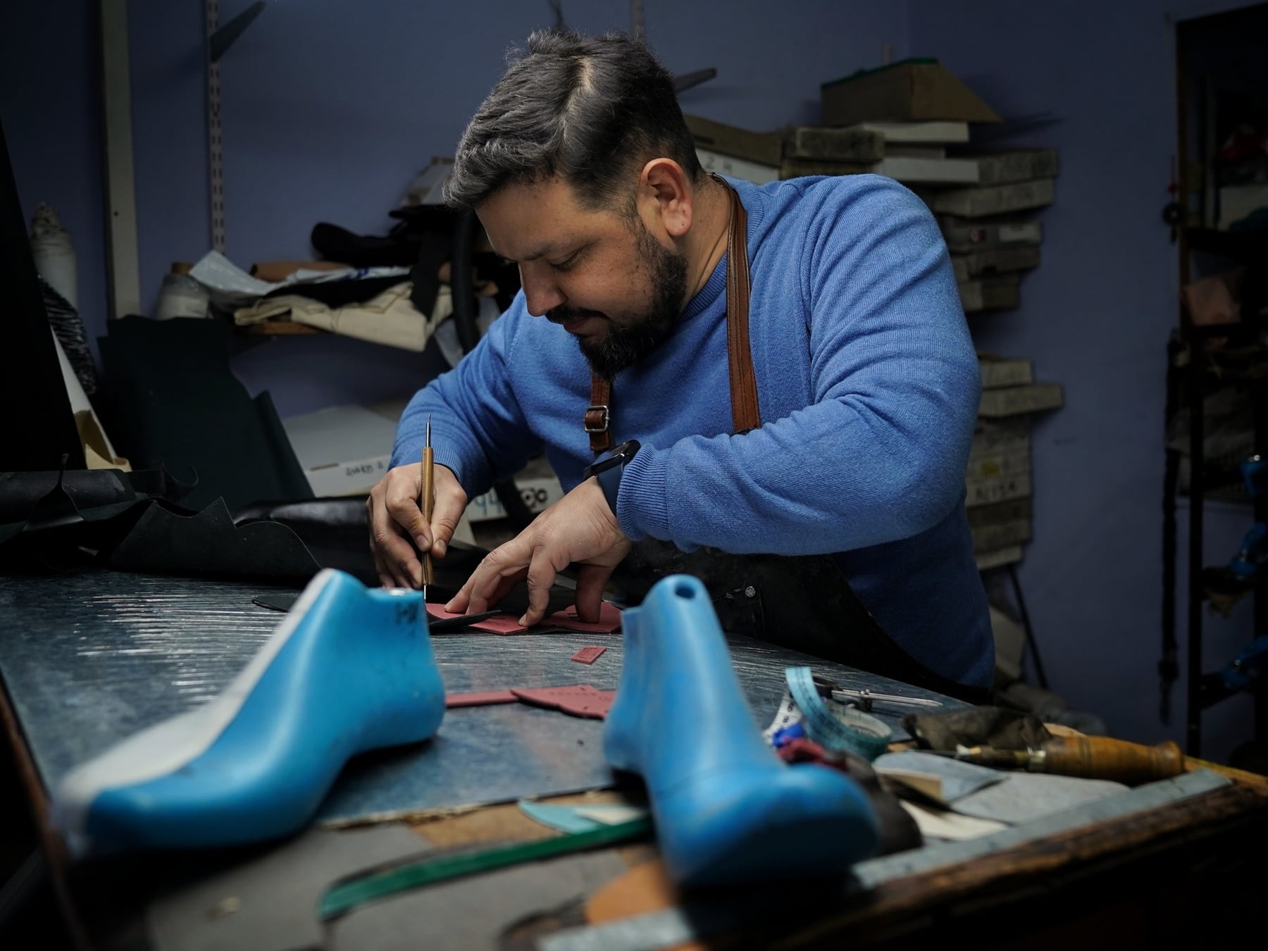 Tres generaciones fabricando zapatos de tango en una calle del microcentro porteño