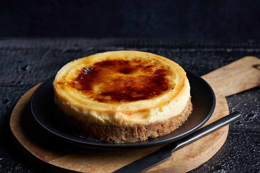 Cheesecake con costra caramelizada: cuando el clásico de la crema y la galleta se cruza con el soplete de la crème brûlée