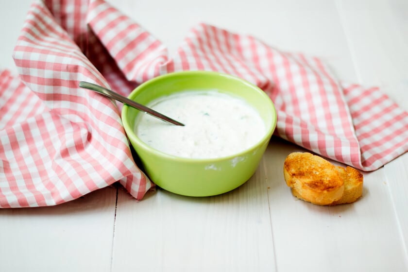 Tzatziki casero: la salsa griega que se hace en dos pasos y queda mejor de un día para el otro