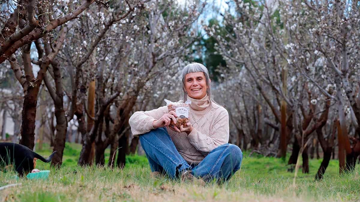 Teresita Peláez, la jubilada que trocó los yuyos del Limay por una plantación artesanal de almendras