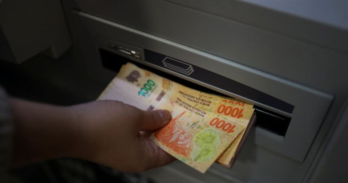 Comisiones bancarias: cuánto pagan los usuarios por cada trámite fuera del piso gratuito