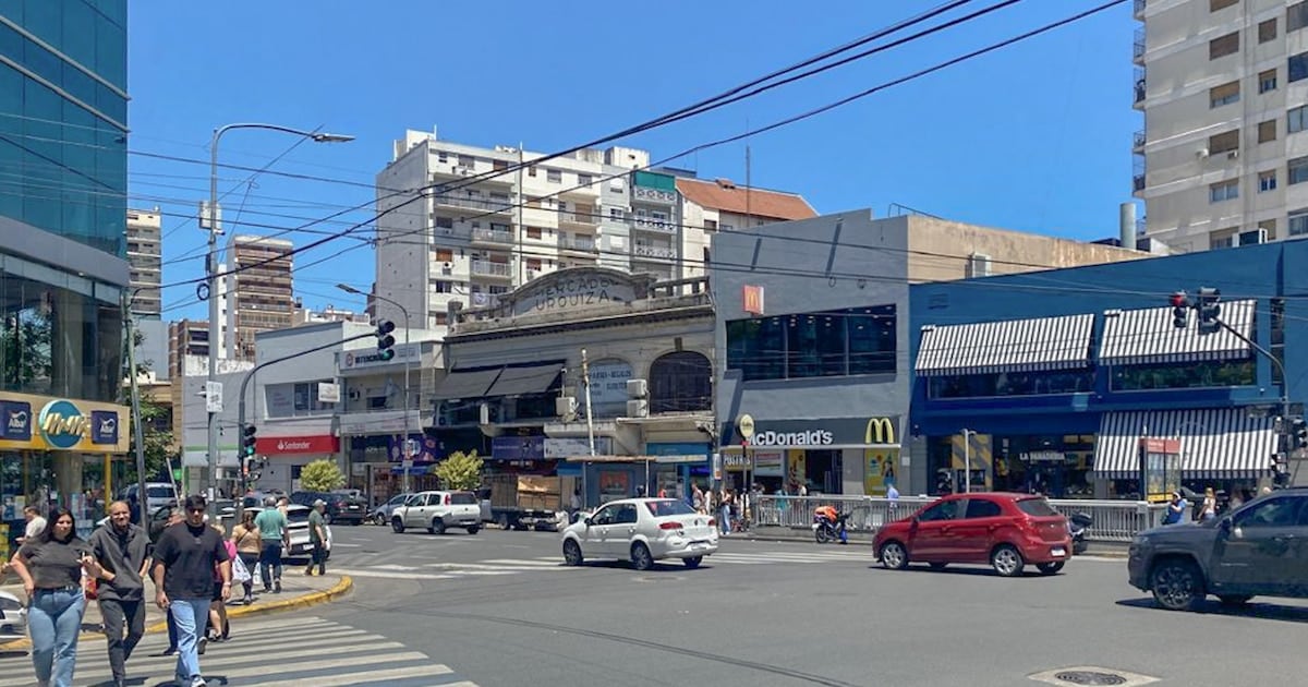 Los escaparates apagados se multiplican en las principales arterias comerciales porteñas