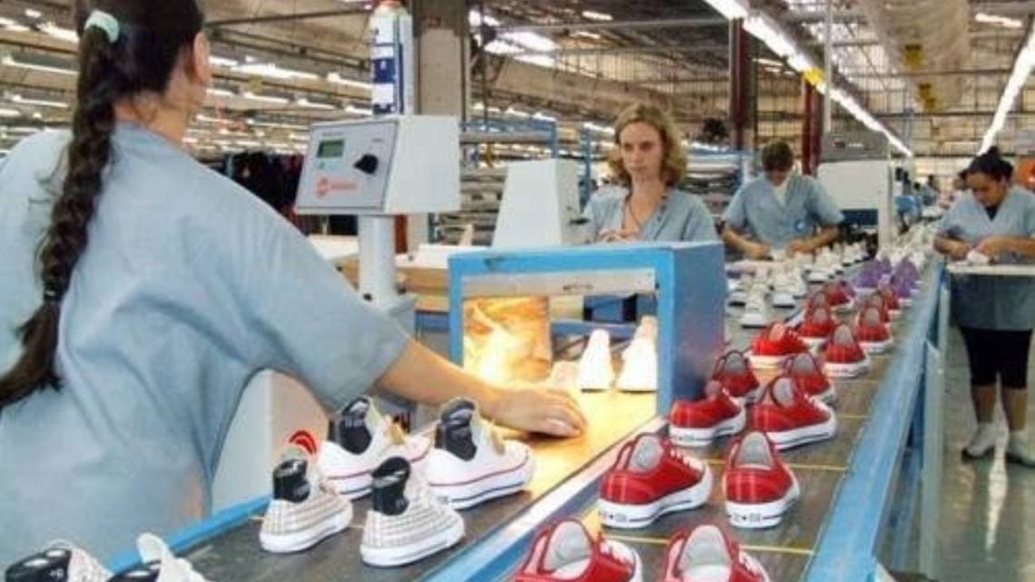 Cierre de Coopershoes en Las Flores: la caída de la producción local de calzado golpea a más de un centenar de operarios