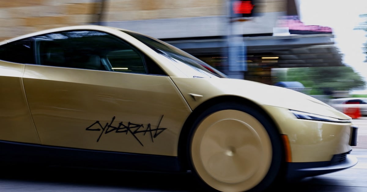 Tesla apostó al vacío legal con el Cybercab y ahora la NHTSA le pasa el scanner por encima