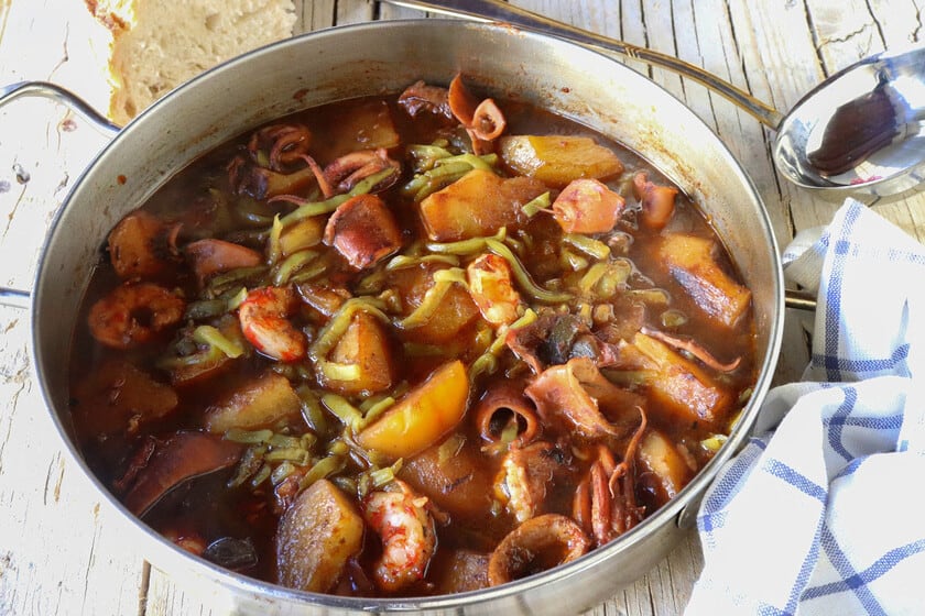 Chipirones con patatas a la marinera: un guiso que se arma en media hora y queda como de puerto