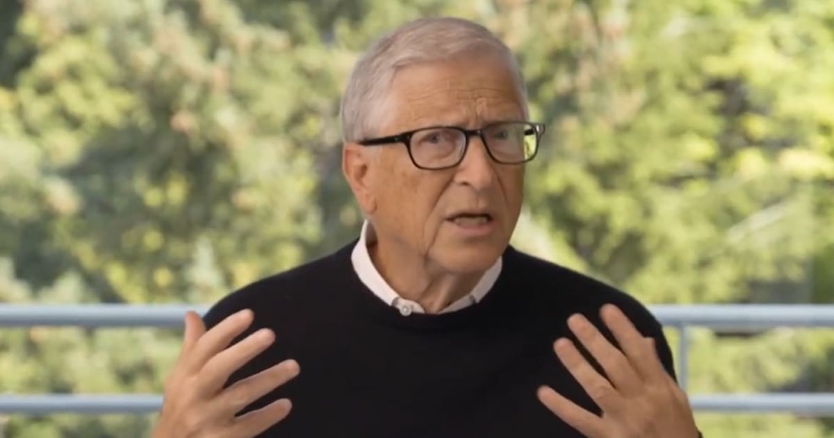 Bill Gates reclama que la discusión sobre inteligencia artificial salga del círculo tecnológico y se politice
