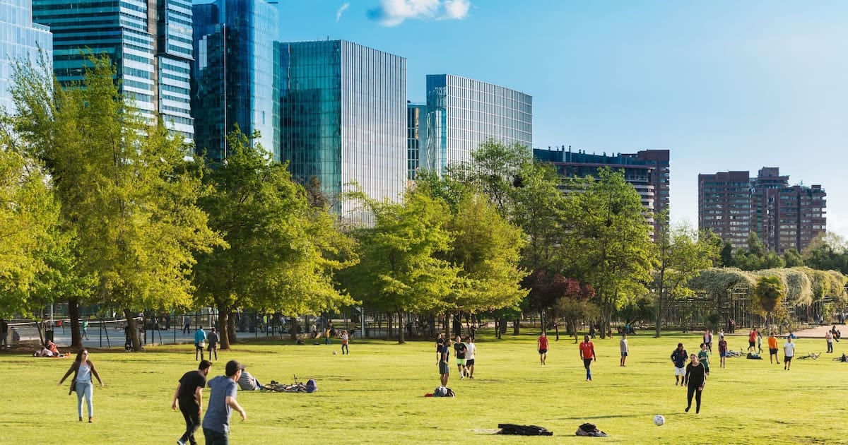 Vivir frente a un parque en la Ciudad: cuánto se paga de plus y qué barrios encabezan el ranking