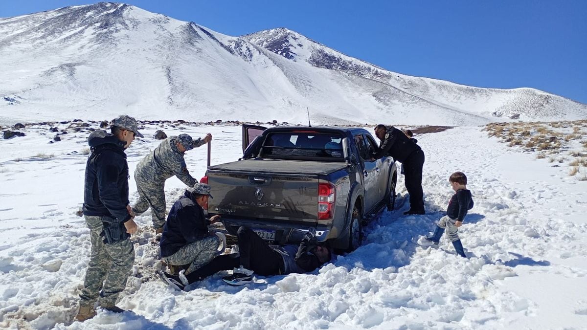 Una vecina de Tigre caminó 15 kilómetros por la nieve para pedir ayuda y rescatar a su familia varada en la cordillera neuquina