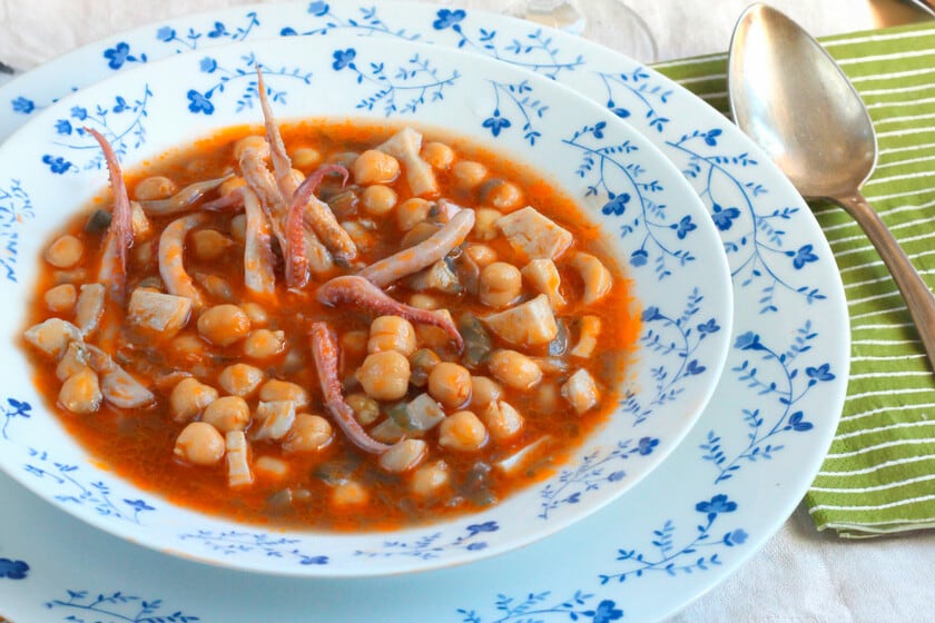 Garbanzos con calamares: el guiso de mar y huerta que se resuelve en un abrir y cerrar de ojos