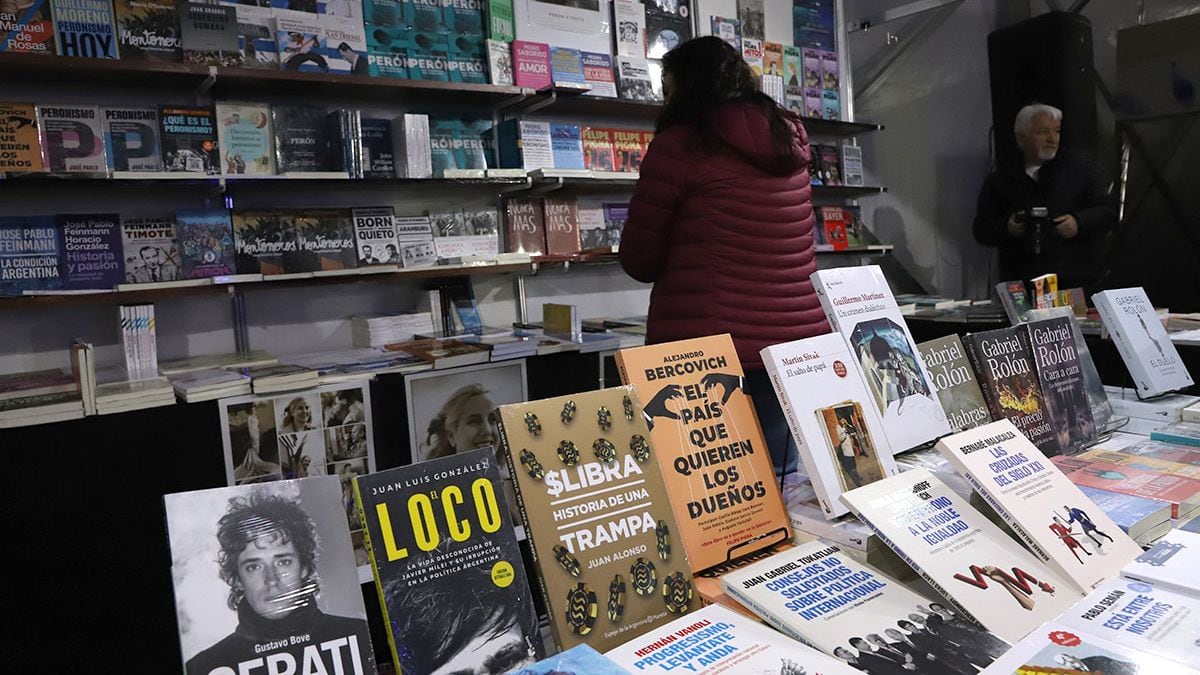 La Feria del Libro de Neuquén abrió en el Parque Central con precios que arrancan en 2.000 pesos y combos para llevarse más de un título