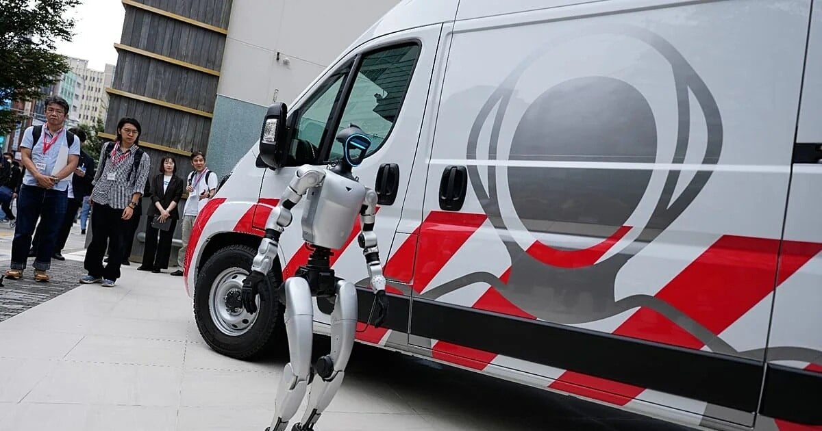 La ambulancia para robots: una camioneta japonesa que socorre humanoides en plena fábrica