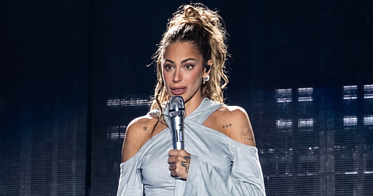 Tini se plantó en el escenario de El Salvador y le puso palabras a la depresión: “Uno siempre termina salvándose a sí mismo”