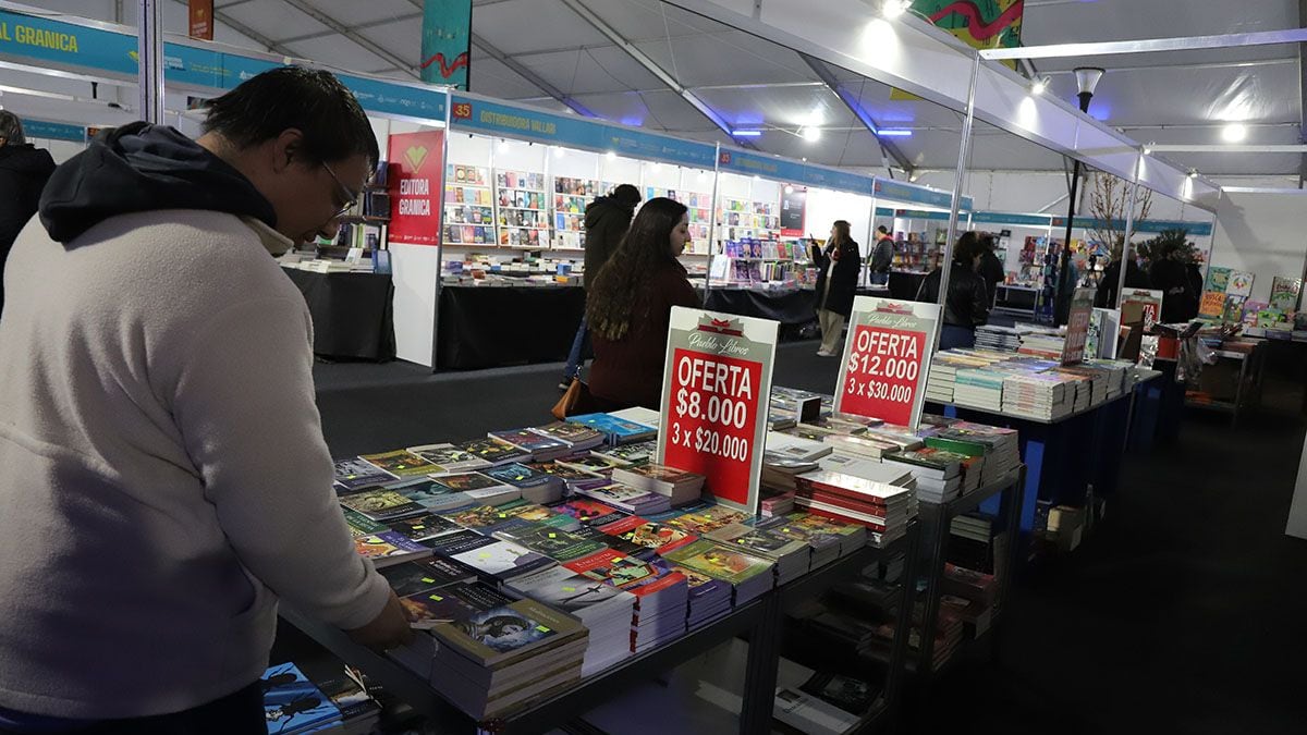La Feria del Libro de Neuquén sigue prendida y propone un miércoles para escribir, mirar y escuchar