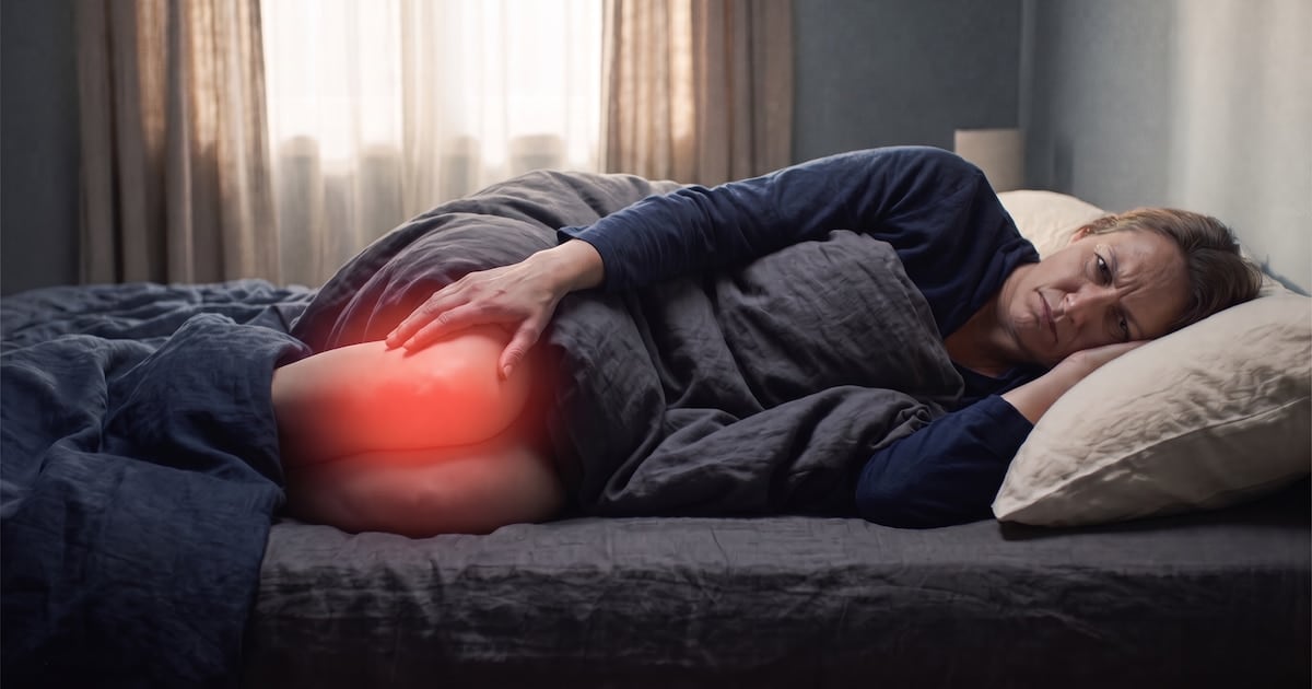 Dolor de rodilla en la noche: cuándo consultar y qué medidas de alivio considerar antes de la consulta médica