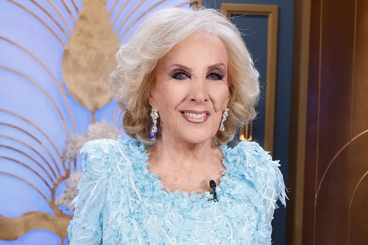 Juana Viale vuelve a calzarse el traje de conductora y Mirtha, desde su casa, espera que la tos la deje volver a la mesa