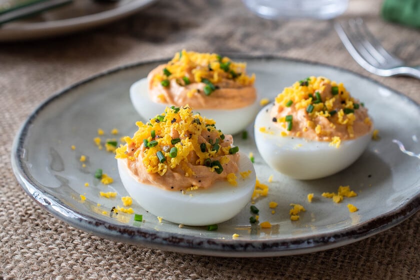El truco de las yemas tamizadas: cómo conseguir huevos rellenos más cremosos sin cambiar la receta de siempre