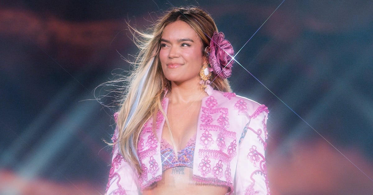 Karol G encendió Nueva Jersey con dos horas de Tropitour: mariachis, Selena y un guacamayo gigante