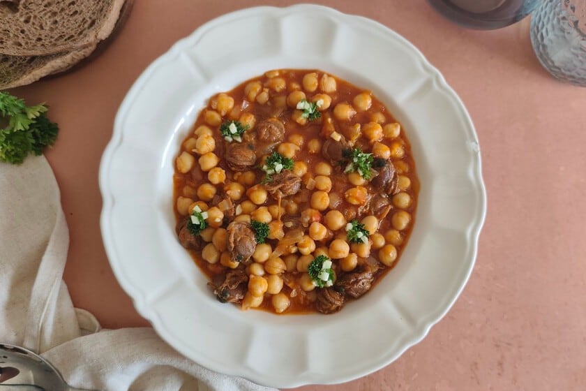 Garbanzos con zamburiñas: un guiso exprés que se cocina con la alacena y en menos de media hora