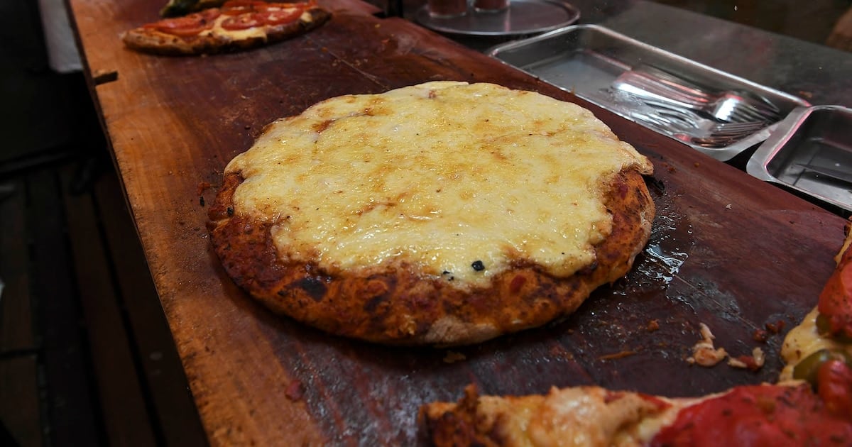Un ticket de Güerrín en tiempos de inflación: una pizza chica, un litro de cerveza y el alivio del descuento en efectivo