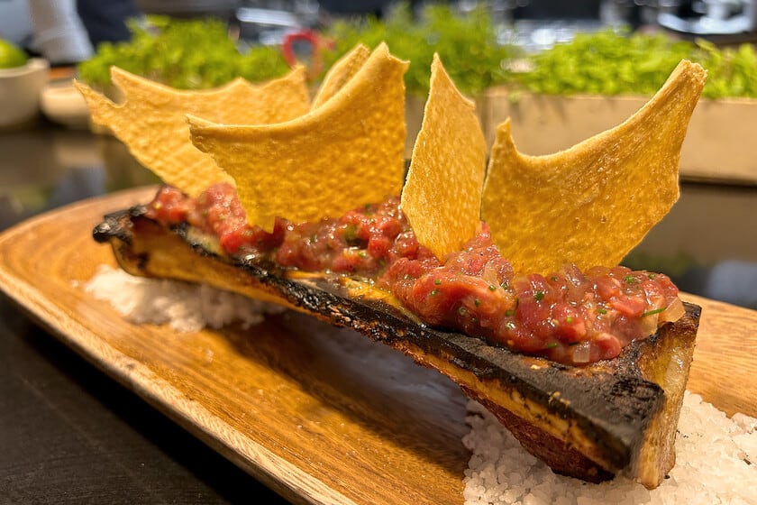 Barra Baja: donde el steak tartar se apoya sobre tuétano caliente en el centro de Sevilla