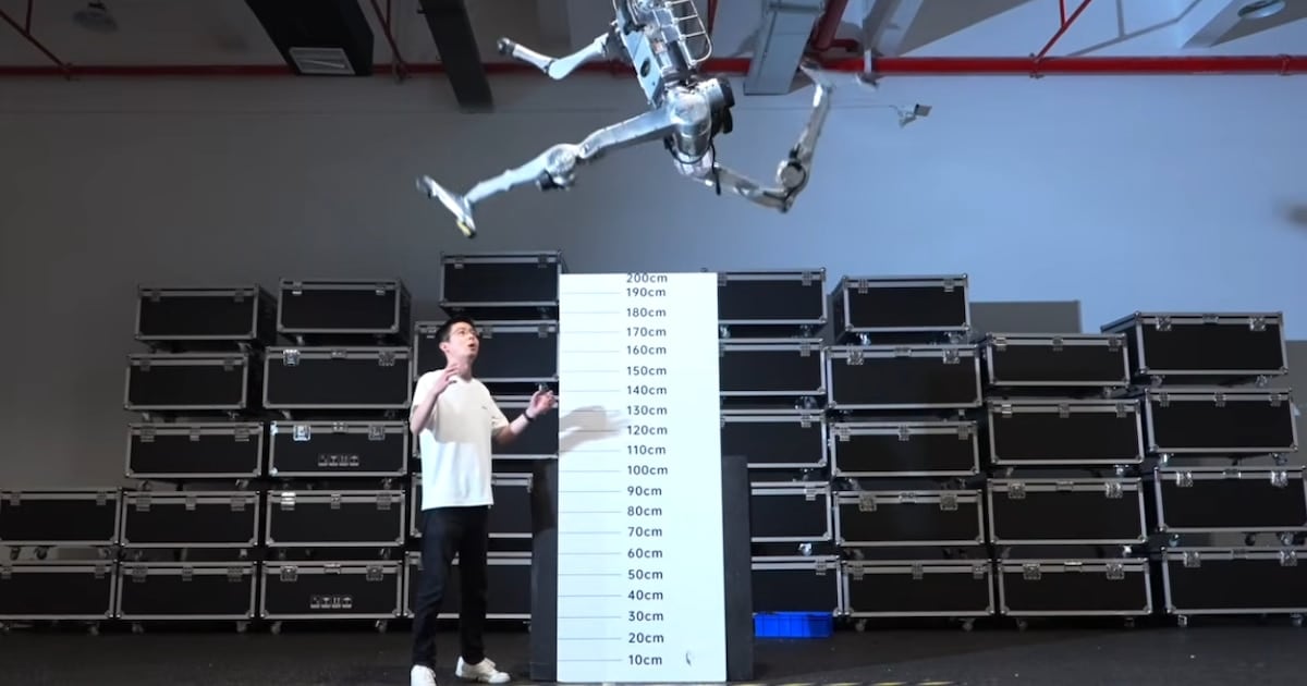 Una mujer en India graba sus tareas domésticas con un celular atado a la cabeza para entrenar robots con inteligencia artificial