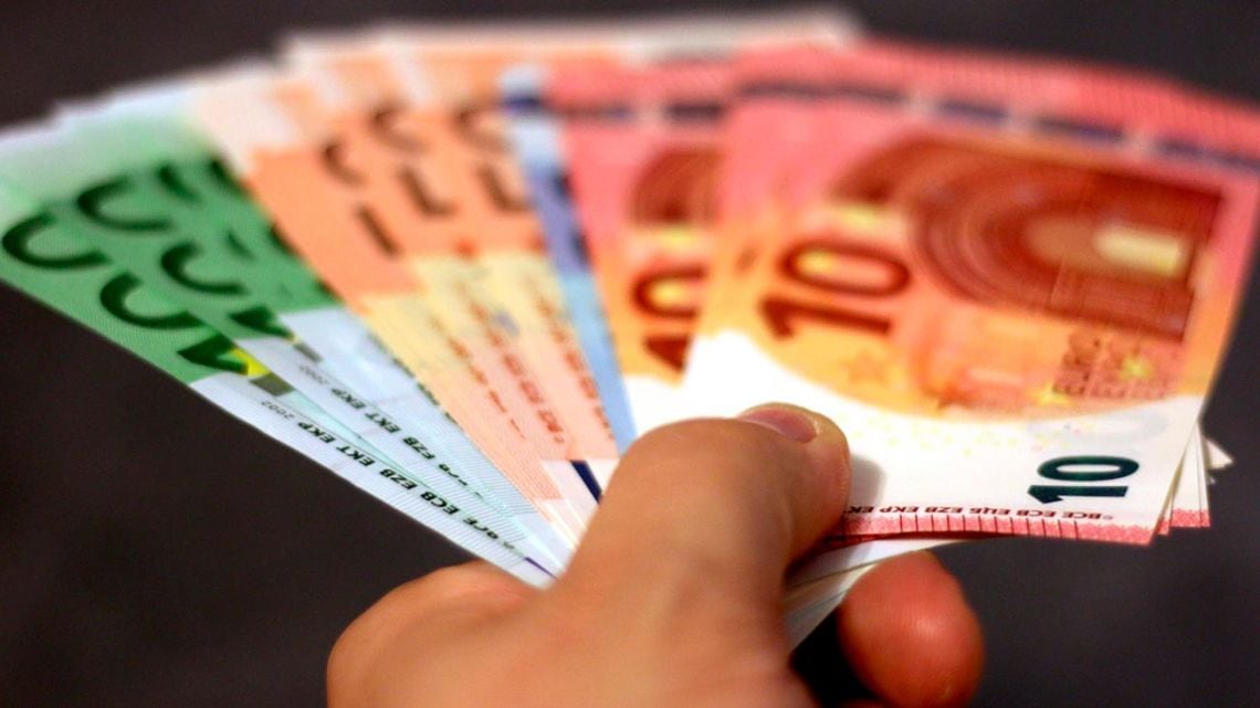 El euro blue avanzó seis pesos en la apertura del miércoles y se alejó del precio oficial