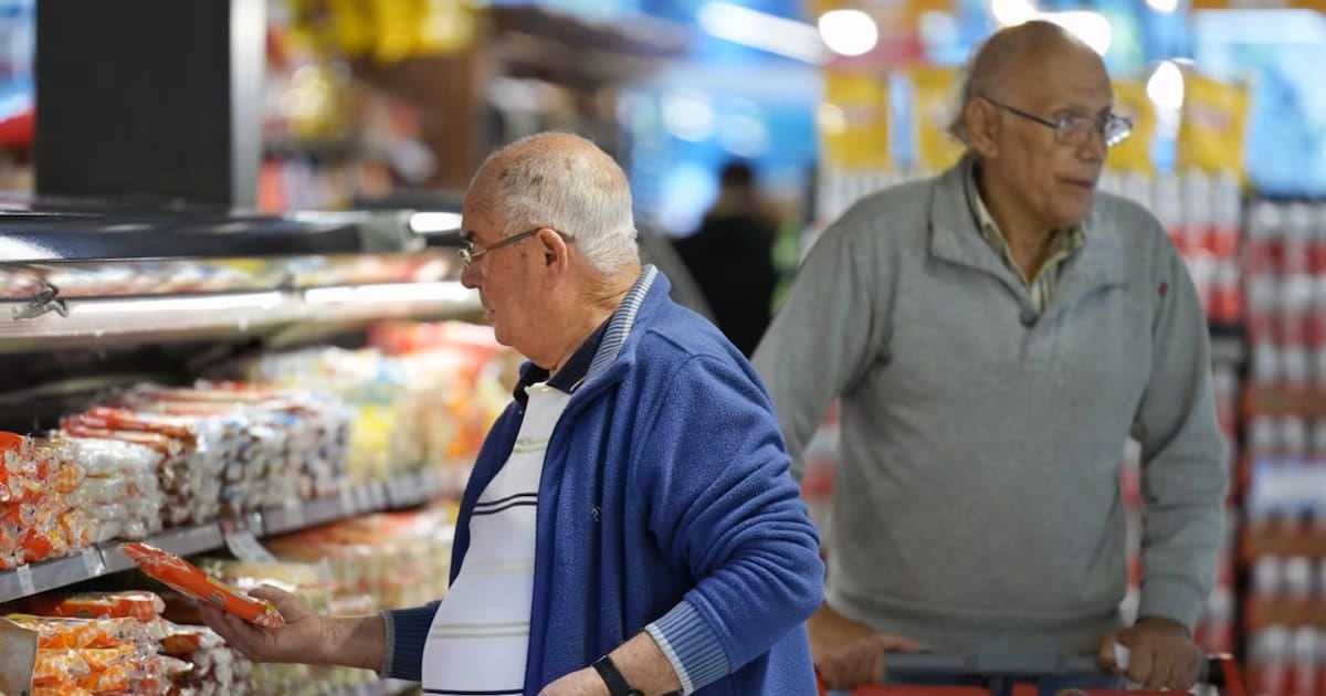 Compras de octubre: cómo combinan los descuentos de ANSES con las promociones bancarias para jubilados