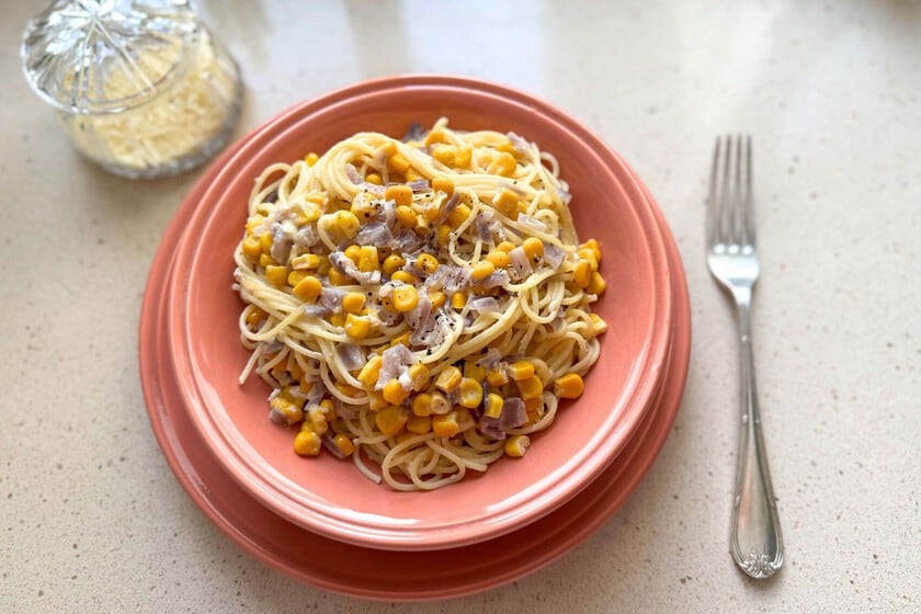 Espaguetis con choclo dorado: una crema de maíz que se cocina en media hora y resuelve la cena
