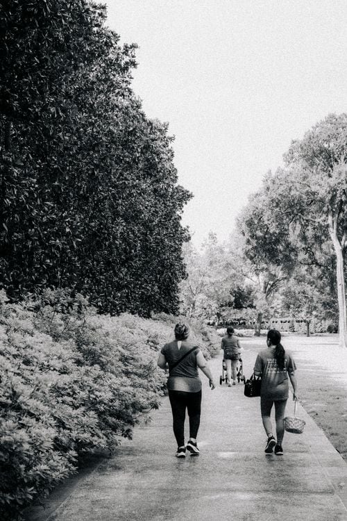 Caminar, dormir y no pasarse de rosca: la fórmula que une ejercicio y deseo sexual