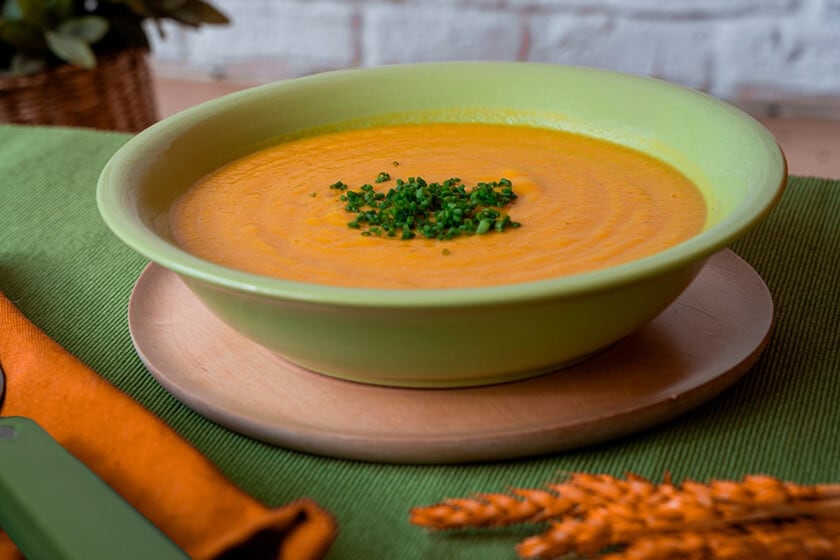 Puré de calabaza con cebolla y puerro: la receta casera que se cocina tapada y queda lista en media hora