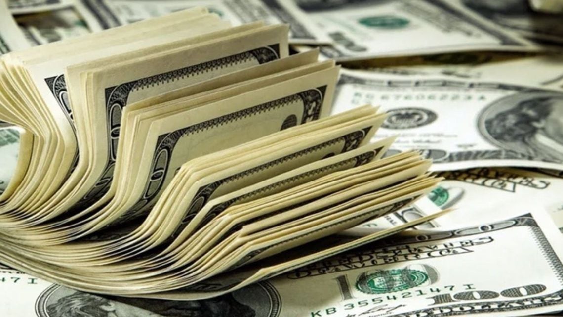 El blue tocó los $1.565 y la referencia para consumos en dólares de tarjeta quedó en $2.008,50