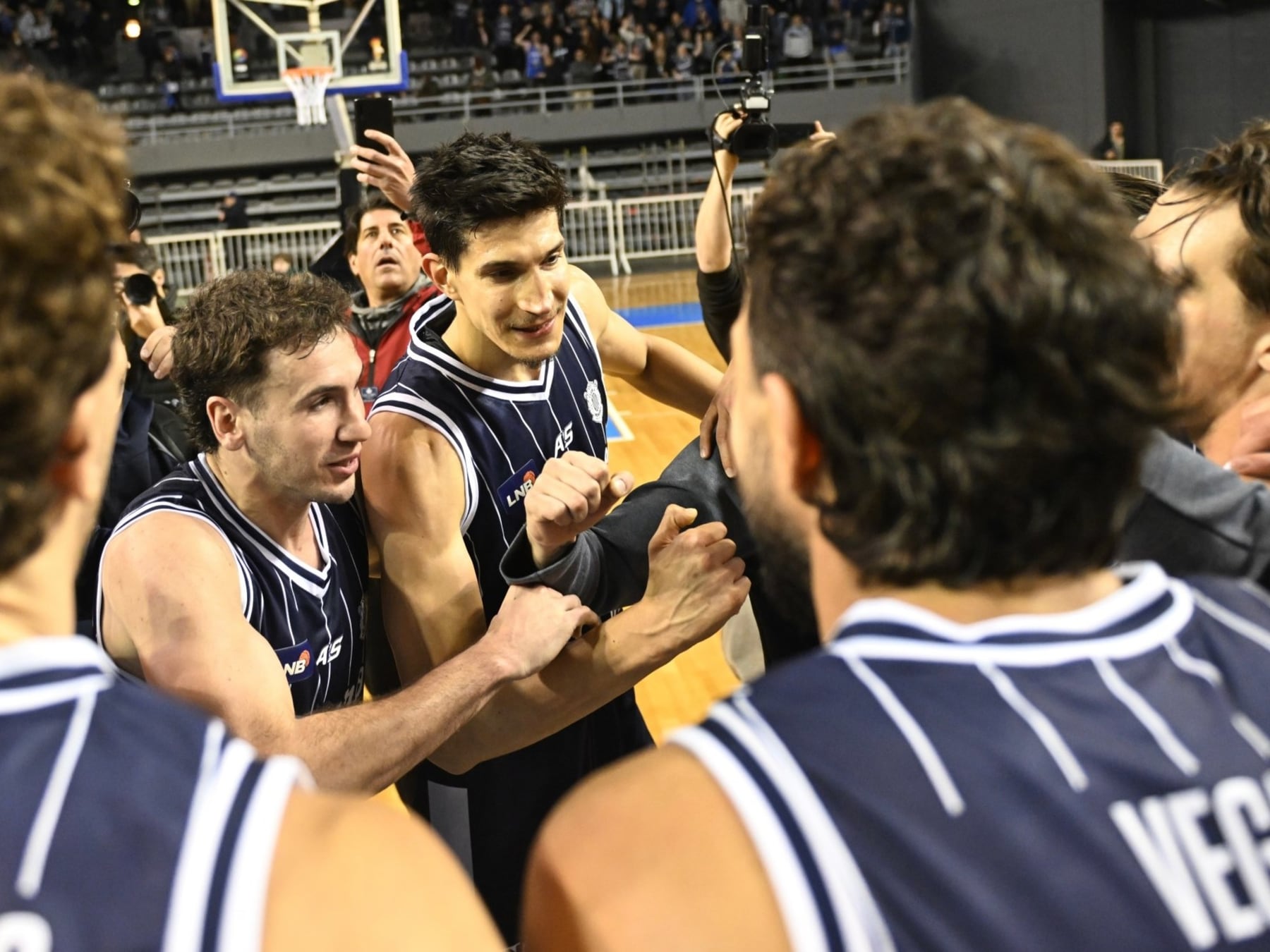 Peñarol le tomó el gustito al campeón en una noche de garra y triples tardíos en Mar del Plata