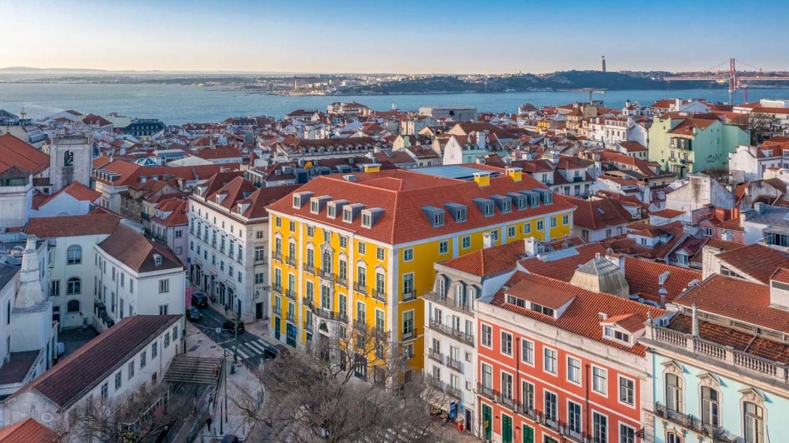 Dormir entre barricas en el corazón de Lisboa: el palacio que se animó al vino