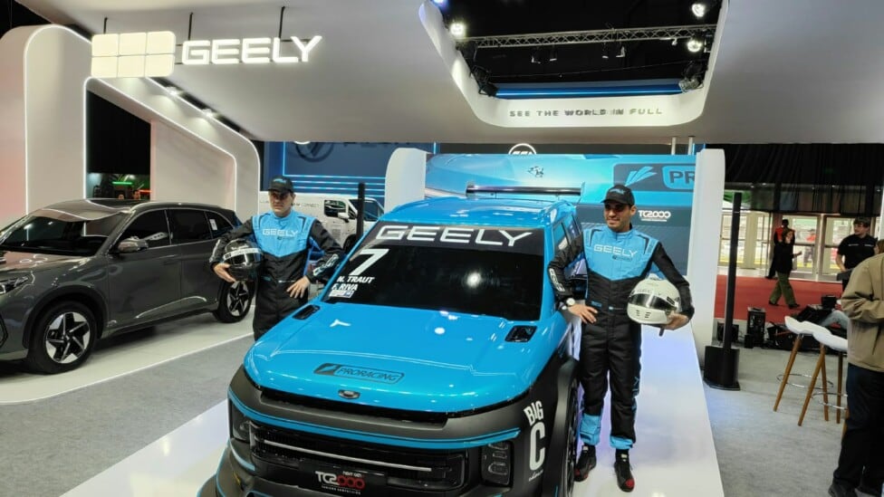 Geely se mete en el TC2000 con dos monstruos y un SUV turquesa: Traut al frente, Riva de regreso