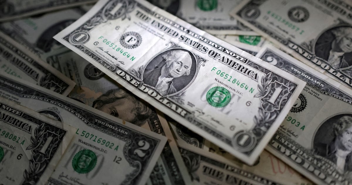 El dólar cerró la semana con baja en el Banco Nación y en el mayorista, mientras el blue se mantuvo estable
