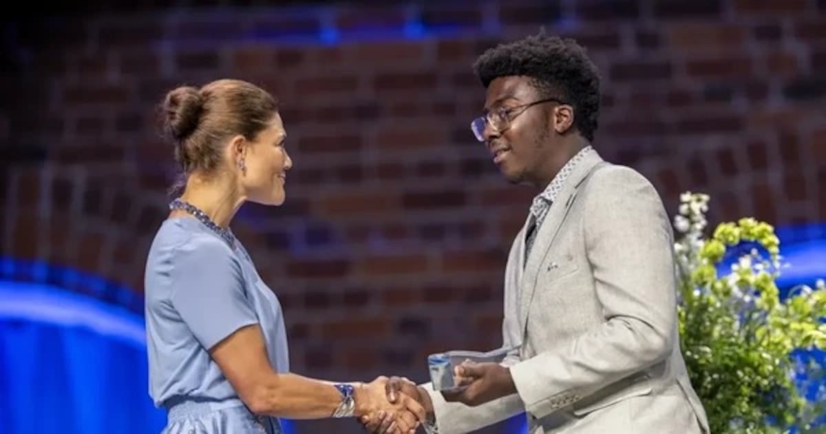 Un pibe de 17 años inventó un robot que junta plástico del agua con un líquido magnético y ganó un premio en Suecia