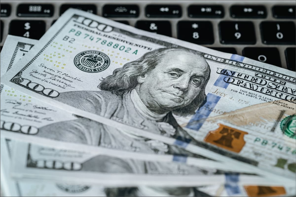 Dólar oficial en 1540 pesos y blue en 1560: cómo operar desde el home banking durante un fin de semana sin actividad financiera