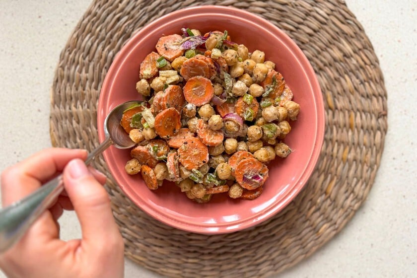 Garbanzos al horno con tahini: la ensalada templada que se arma en una sola fuente