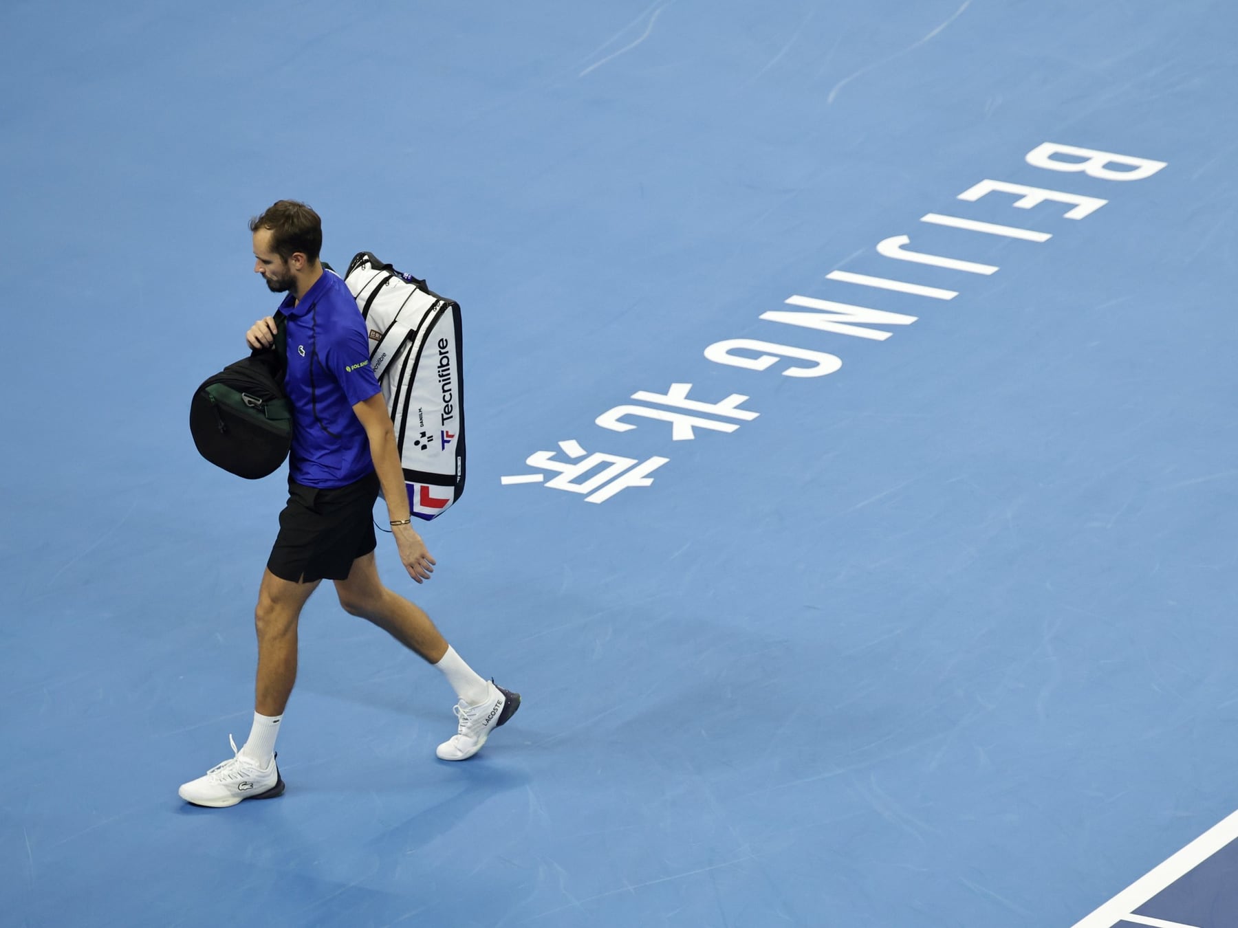 La raqueta de Medvedev dijo basta y Djokovic se acomodó en la final de Pekín