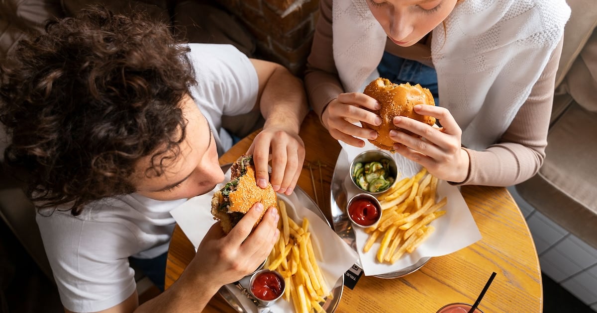Una comida ultraprocesada dispara más la insulina que una comida “casera” de las mismas calorías: qué midió un estudio en 57 adultos