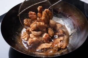 Pollo al limón con rebozado de dos harinas: la receta que te resuelve la cena en casa