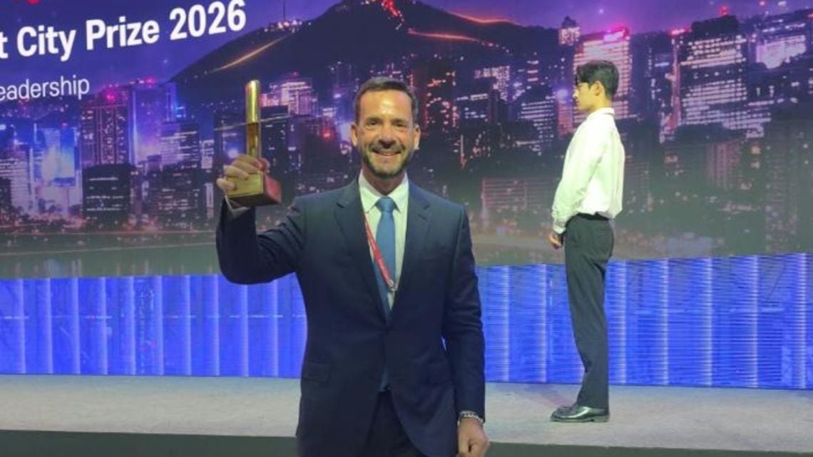 Escobar recibió en Seúl un premio internacional por su estrategia de modernización basada en inteligencia artificial