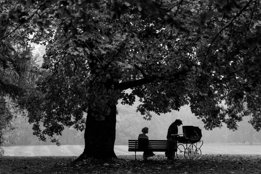 La chica de la aguja: la maternidad y un crimen verdadero filmados en blanco y negro