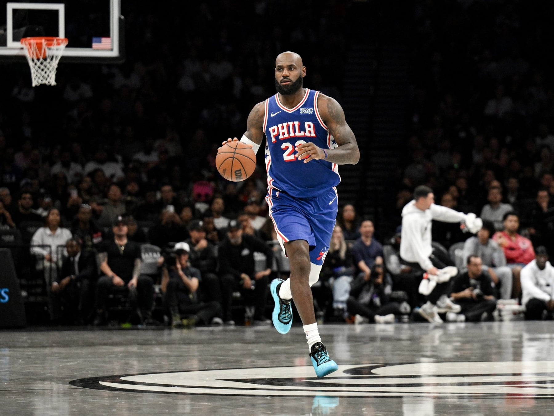 El Rey se probó la nueva camiseta y los Sixers se fueron al banco con las manos vacías