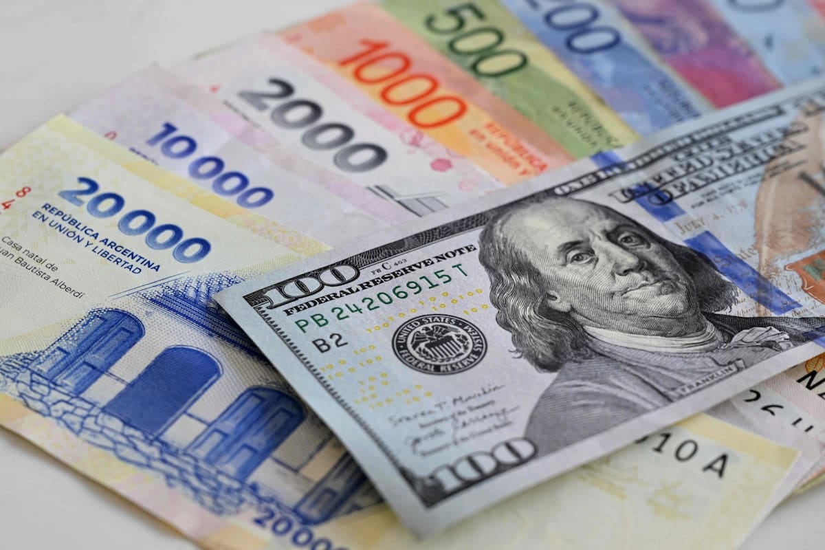 Los precios argentinos en dólares cedieron 0,3% en julio y se ubicaron por debajo de la media regional, aunque la ropa y los restaurantes conservan el liderazgo en sobreprecios