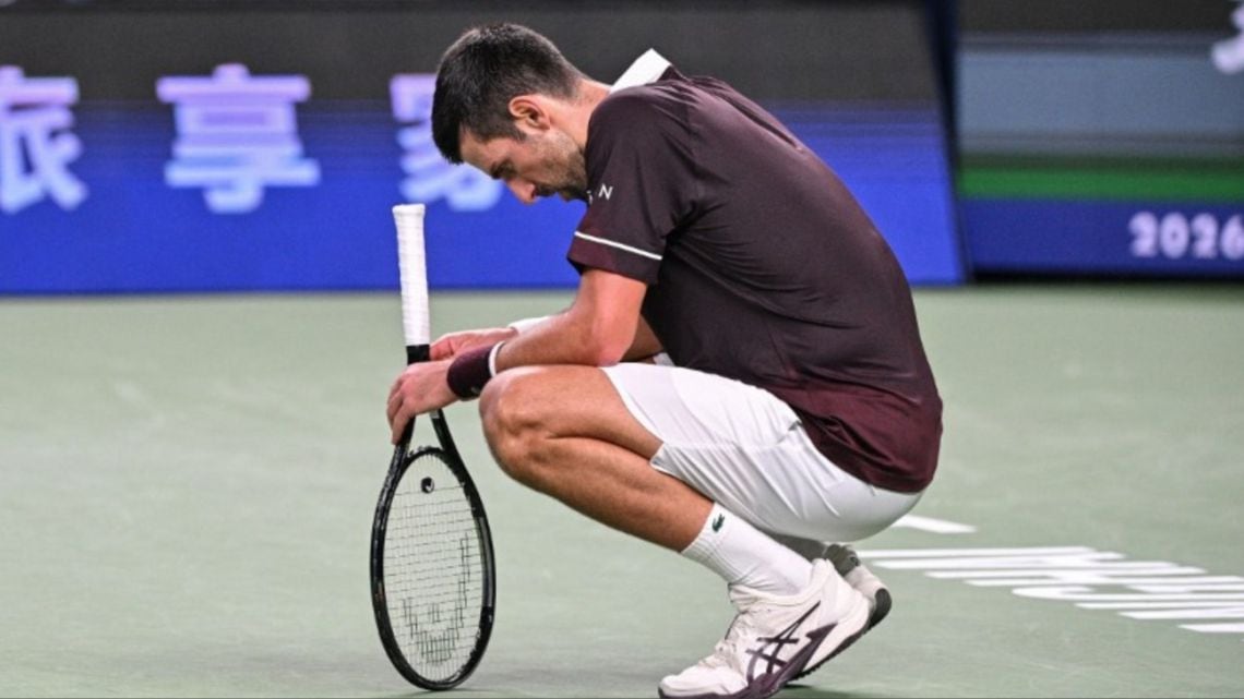 A Hurkacz le bastó un set para bajarlo a Djokovic del tren hacia Turín