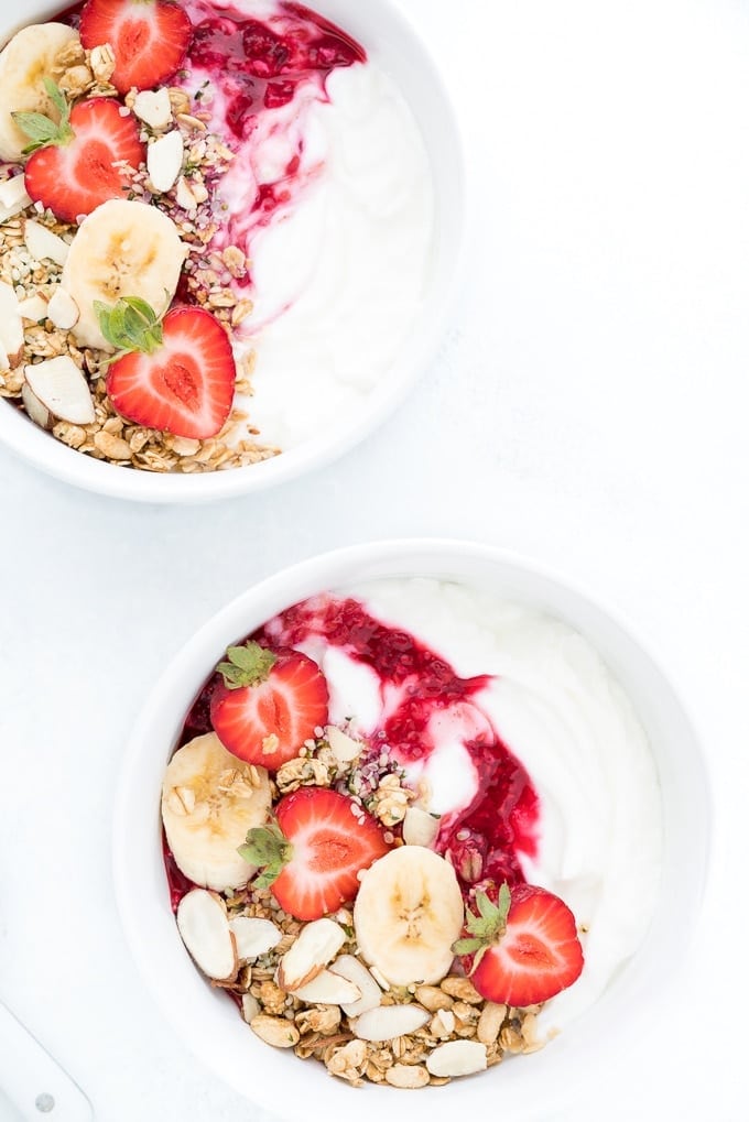 Yogur griego y hígado graso: por qué un solo alimento no alcanza y qué sí recomienda la evidencia