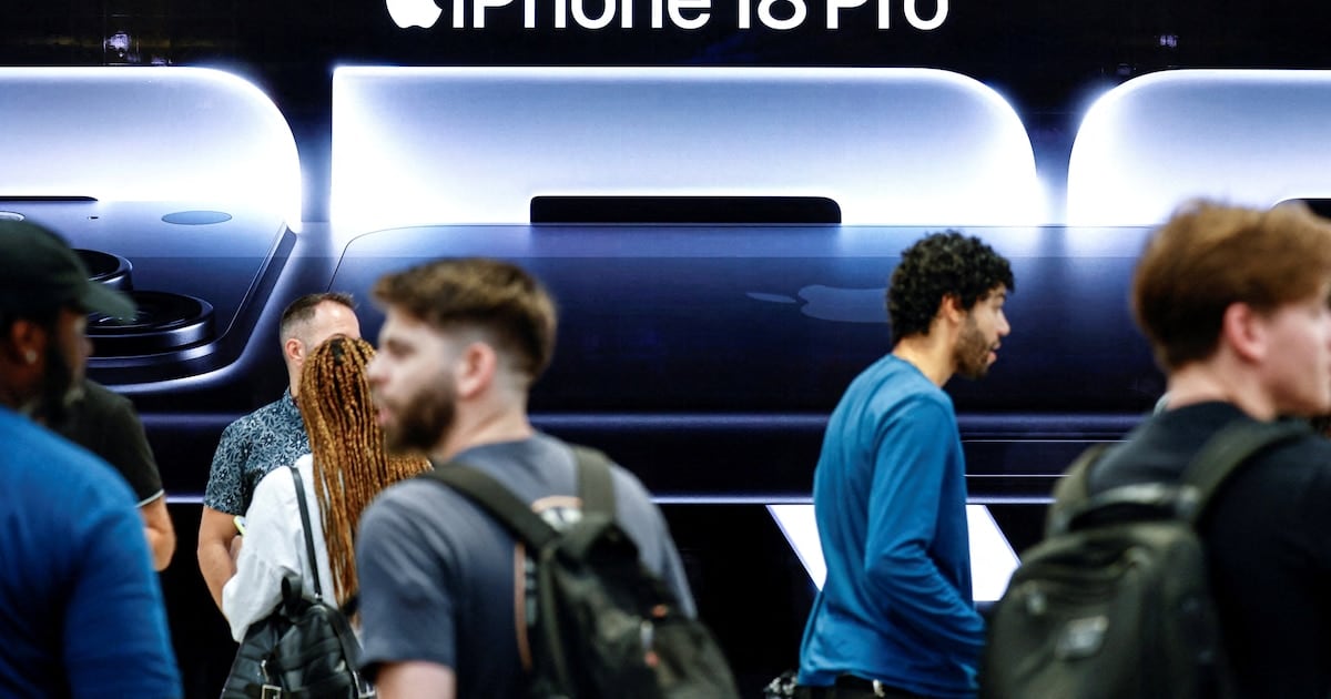 El iPhone 18 Pro se quiso hacer el vivo y la IA lo dejó pagando: ventas que no cierran y un Tim Cook que habla de diluvios