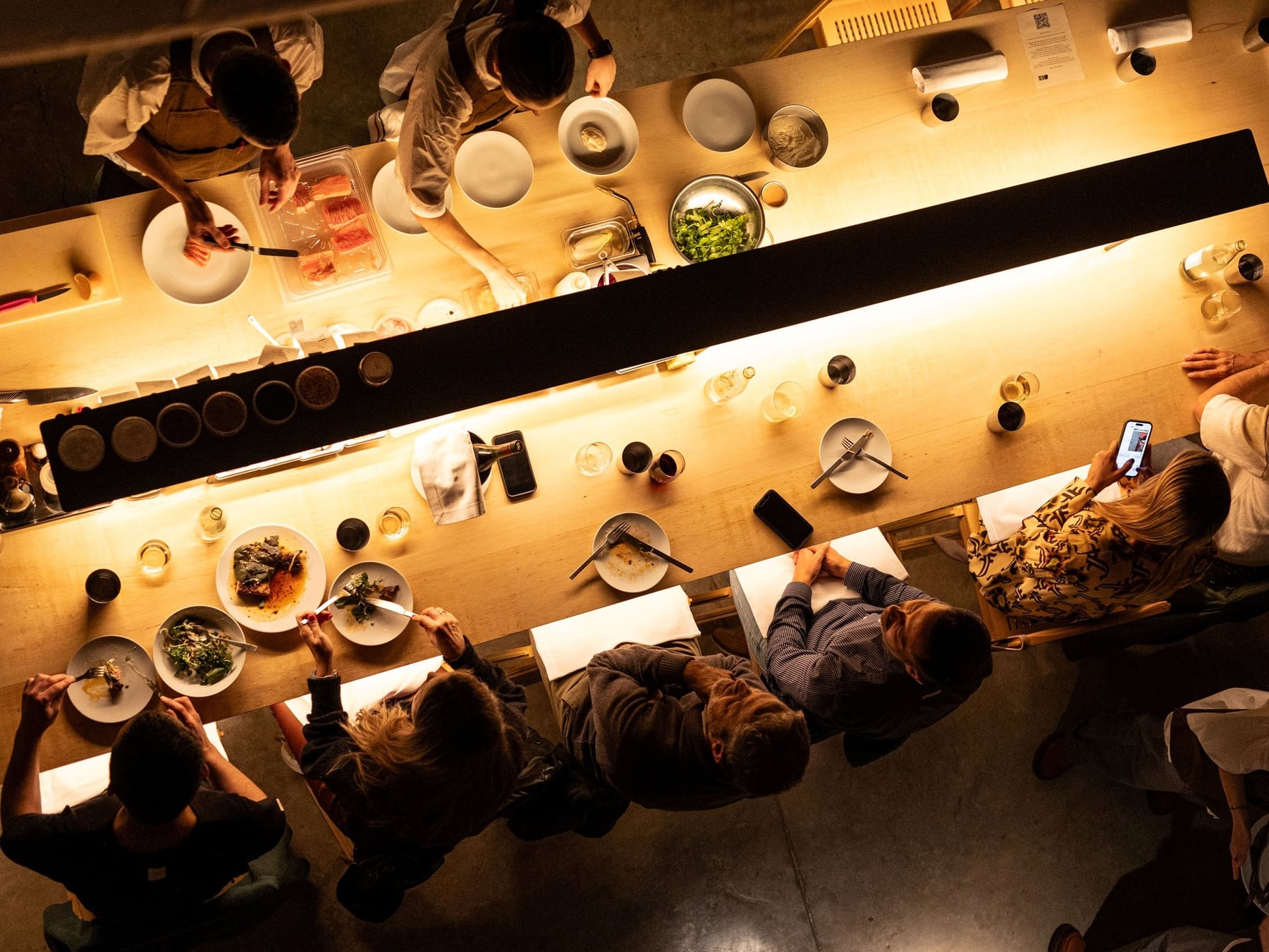 Comer afuera en Buenos Aires: porciones más chicas, menos vino y la foto como ritual